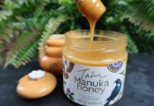 Only use non-metallic spoons made of wood, plastic or porcelain to dip into manuka honey.