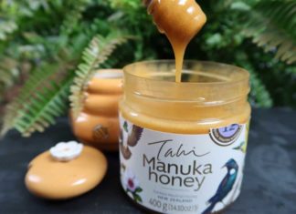 Only use non-metallic spoons made of wood, plastic or porcelain to dip into manuka honey.