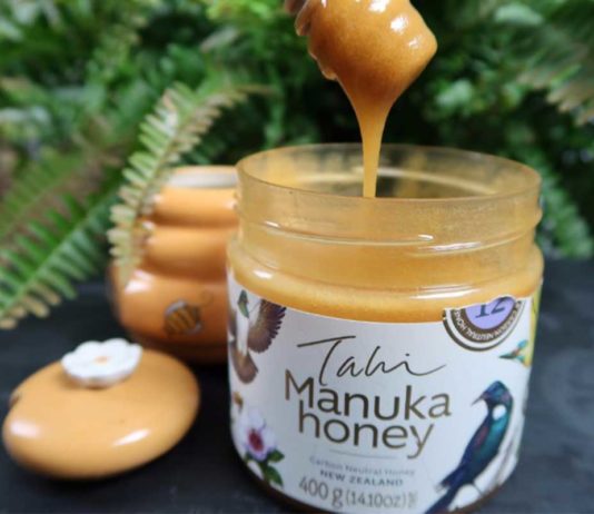 Only use non-metallic spoons made of wood, plastic or porcelain to dip into manuka honey.